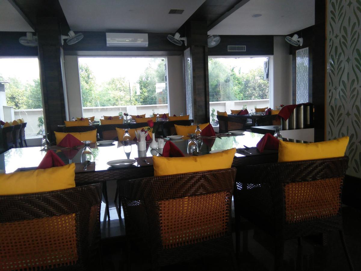 Silver Estate Resort Tikamgarh Extérieur photo